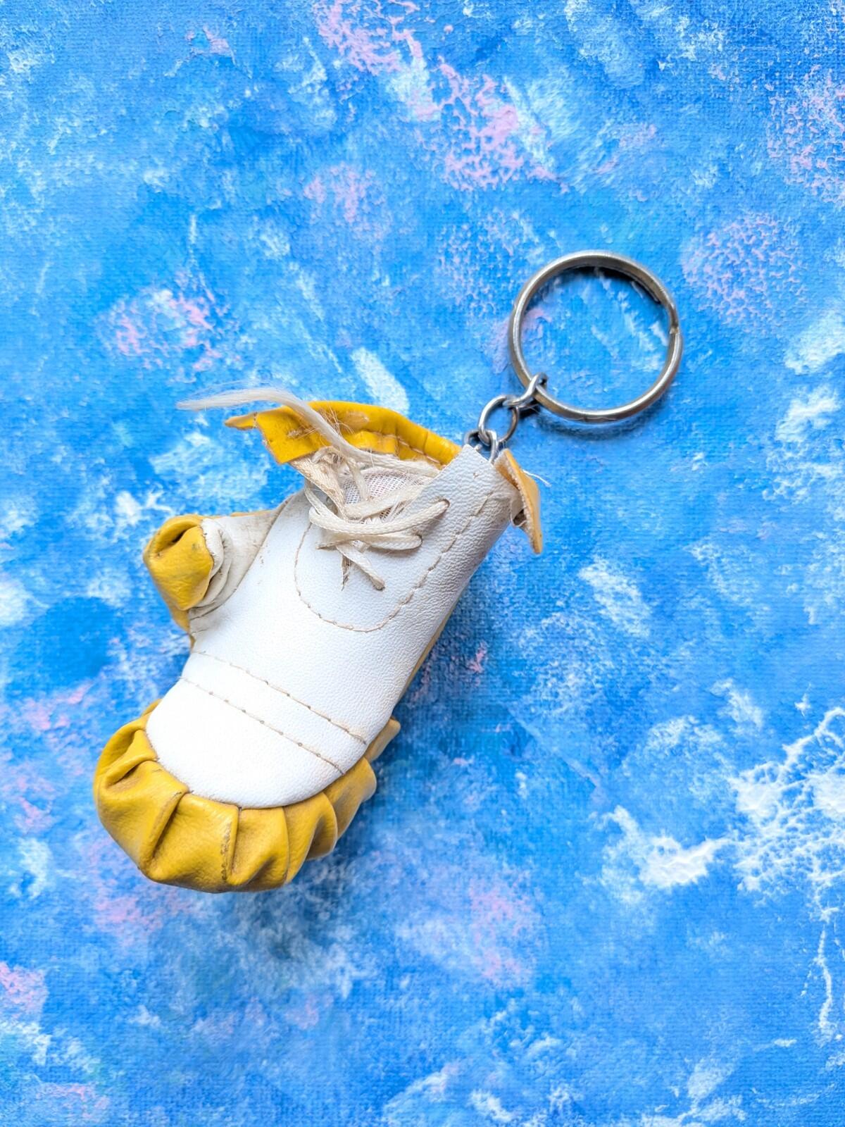 Vintage Retro-Style Miniature Yellow Boxing Glove Novelty Keyring/Keychain
