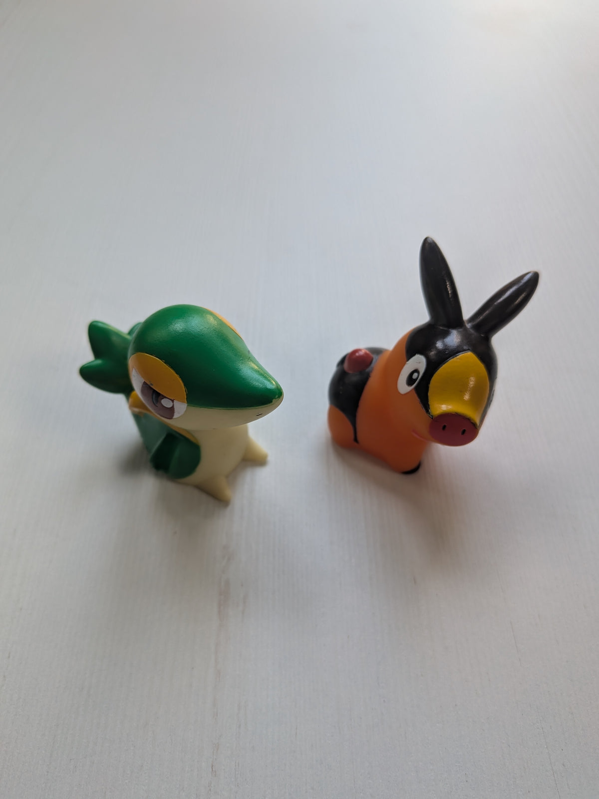 Snivy + Tepig Pokemon Small Figures/Finger Puppets - 2010 - Nintendo/Bandai