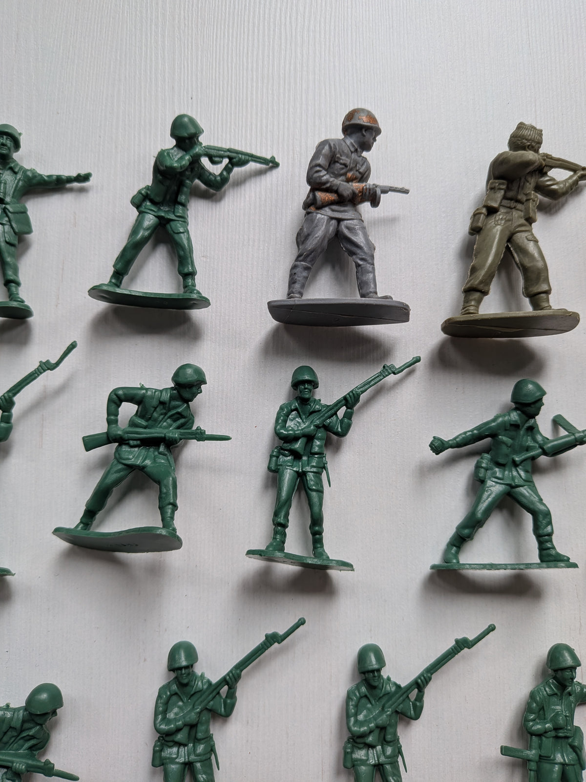 Vintage Toy Soldiers x28 Bundle - Mixed Colours/Size - See Details