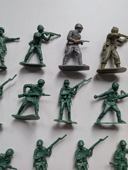 Vintage Toy Soldiers x28 Bundle - Mixed Colours/Size - See Details