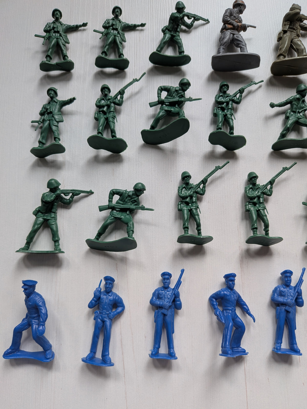 Vintage Toy Soldiers x28 Bundle - Mixed Colours/Size - See Details