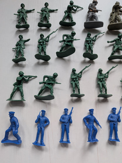 Vintage Toy Soldiers x28 Bundle - Mixed Colours/Size - See Details