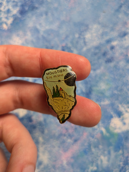 Vintage French Moustiers-Sainte-Marie Travel Souvenir Enamel Pin Badge