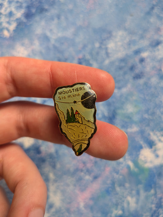 Vintage French Moustiers-Sainte-Marie Travel Souvenir Enamel Pin Badge