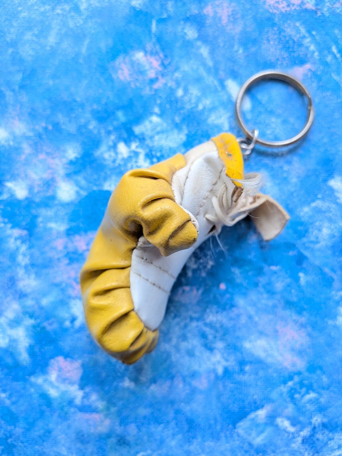 Vintage Retro-Style Miniature Yellow Boxing Glove Novelty Keyring/Keychain