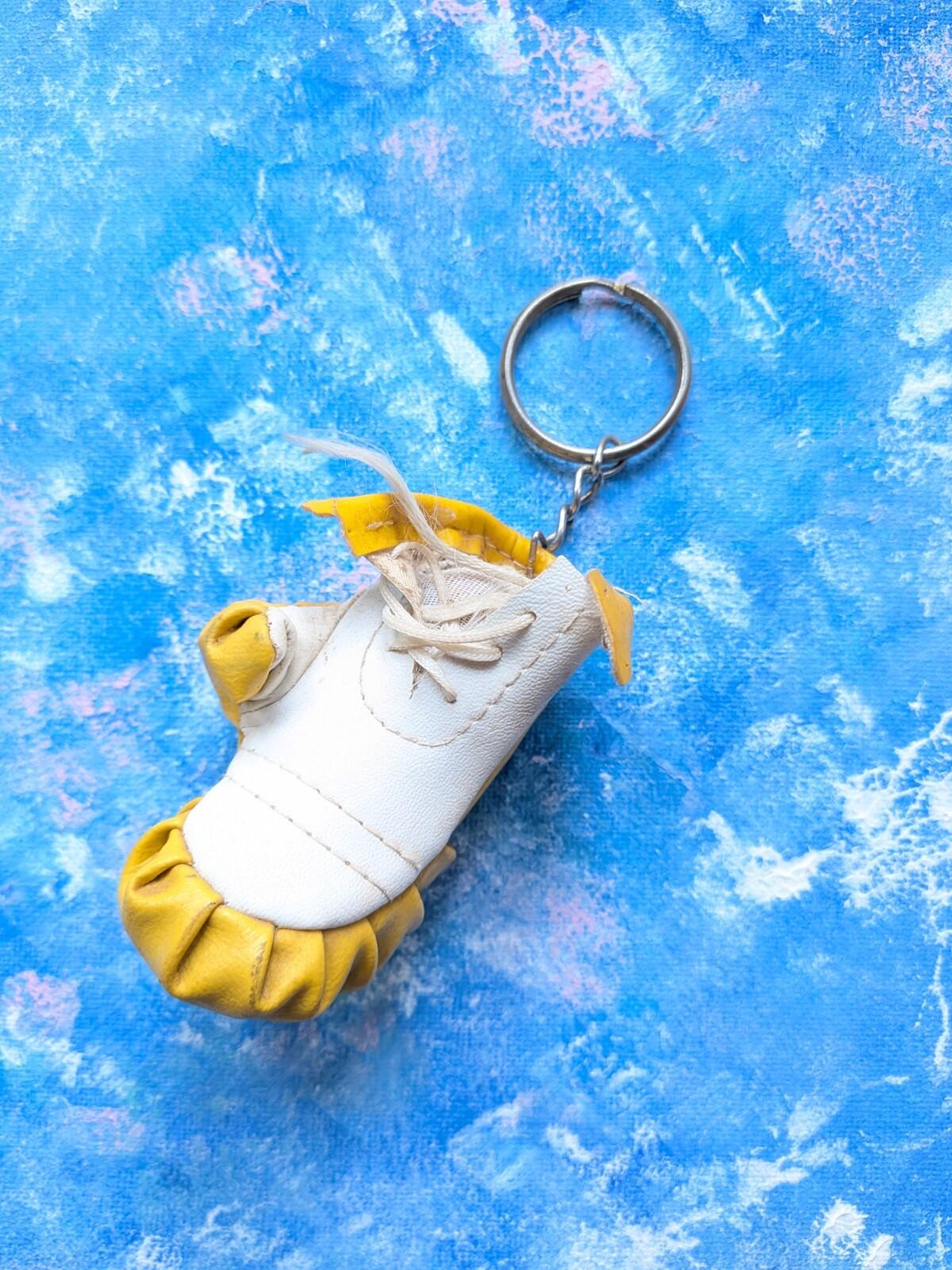 Vintage Retro-Style Miniature Yellow Boxing Glove Novelty Keyring/Keychain